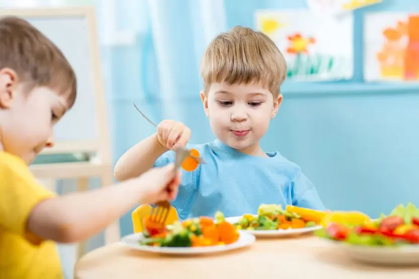 Kind beim Gemüse essen